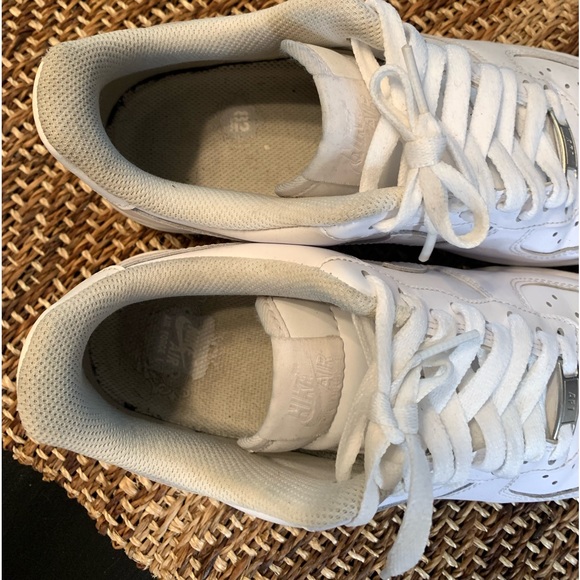 WOMEN'S NIKE AIR FORCE 1 LOW TRIPLE WHITE SHOES 9.5 - Picture 2 of 8